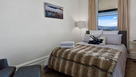 WEST NEST | Classic 3BR Hobart Terrace BEST Location, View, Close To City - Accommodation Newcastle 9