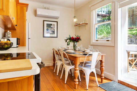 WEST NEST | Classic 3BR Hobart Terrace BEST Location, View, Close To City - Accommodation Newcastle 4