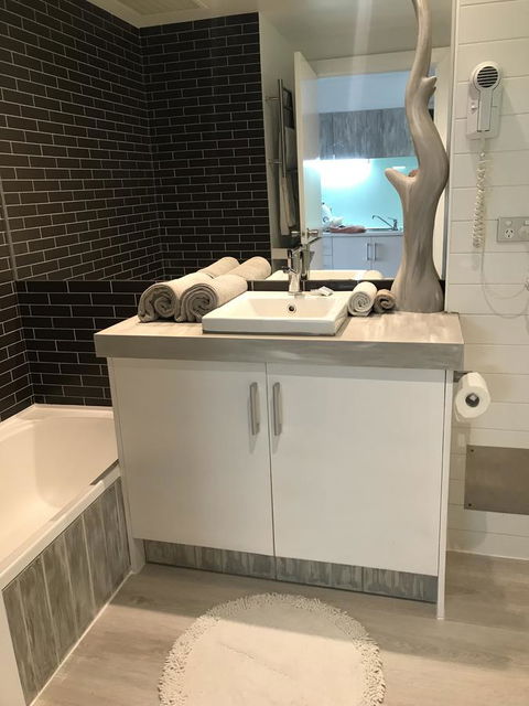 Lorne World - Accommodation Newcastle 9