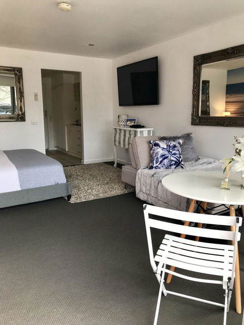 Lorne World - Accommodation Newcastle 5