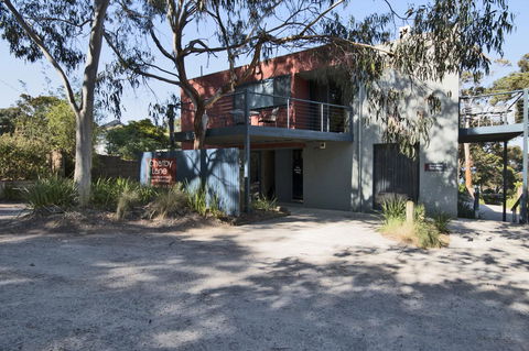 Lorne Surf Apartments - Accommodation Newcastle 8
