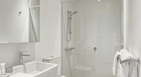 Experience Platinum Hotel Apartments - Accommodation Newcastle 24
