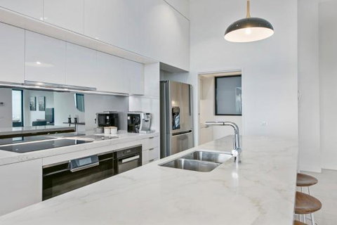 Experience Platinum Hotel Apartments - Accommodation Newcastle 10