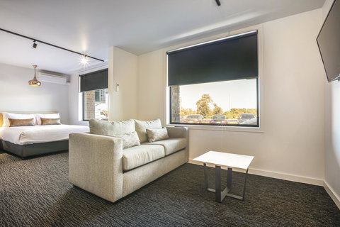 Nightcap At The Cheeky Squire - Accommodation Newcastle 18