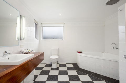 The International Motel Apollo Bay - Accommodation Newcastle 17