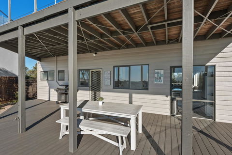 Beachside House - Accommodation Newcastle 24