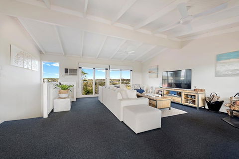 Beachside House - Accommodation Newcastle 1