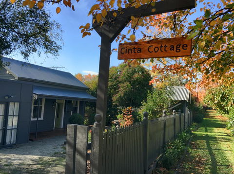 Cinta Cottage - Accommodation Newcastle 0