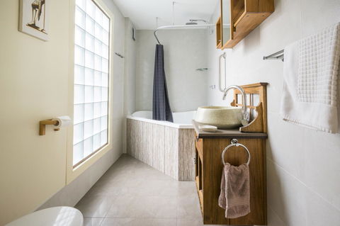 Azen Haven - Accommodation Newcastle 6