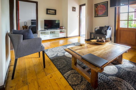 Azen Haven - Accommodation Newcastle 7