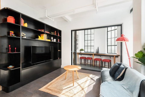 Spacious Designer Warehouse Melbourne CBD Apartment - Accommodation Newcastle 13