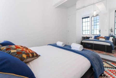 Spacious Designer Warehouse Melbourne CBD Apartment - Accommodation Newcastle 7