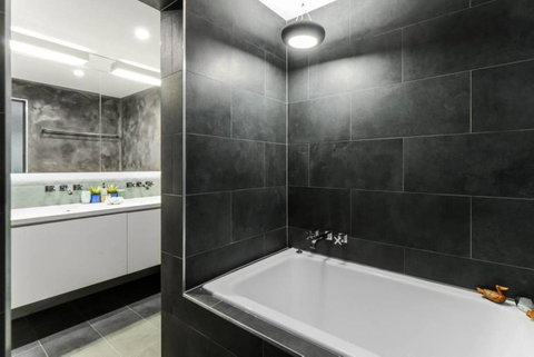 Spacious Designer Warehouse Melbourne CBD Apartment - Accommodation Newcastle 11
