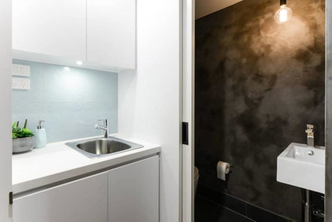 Spacious Designer Warehouse Melbourne CBD Apartment - Accommodation Newcastle 10