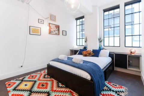 Spacious Designer Warehouse Melbourne CBD Apartment - Accommodation Newcastle 4