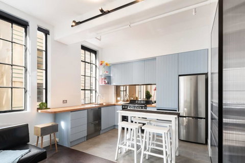 Spacious Designer Warehouse Melbourne CBD Apartment - Accommodation Newcastle 3