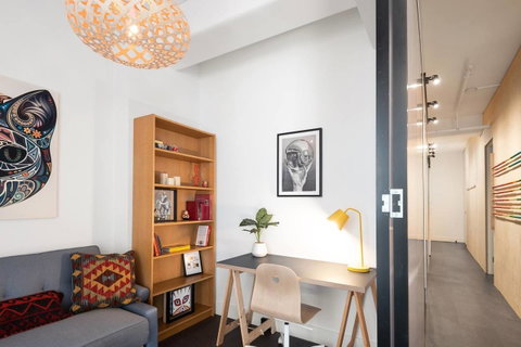 Spacious Designer Warehouse Melbourne CBD Apartment - Accommodation Newcastle 9