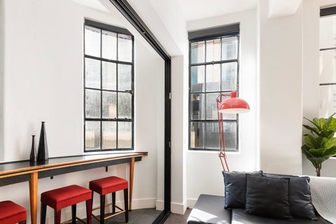 Spacious Designer Warehouse Melbourne CBD Apartment - Accommodation Newcastle 14