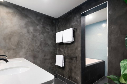 Spacious Designer Warehouse Melbourne CBD Apartment - Accommodation Newcastle 12