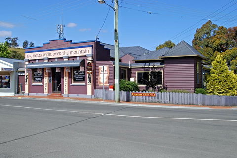 The Bears Went Over The Mountain - Accommodation Newcastle 0