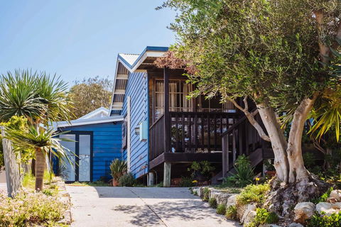 The Blue Beach House - Accommodation Newcastle 2