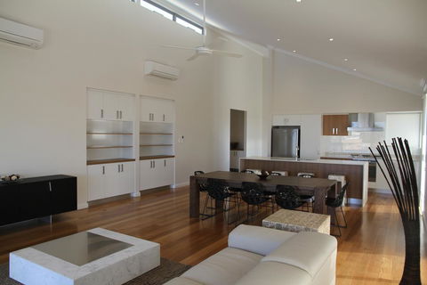The Carnarvon Luxury Canal Home - Accommodation Newcastle 3