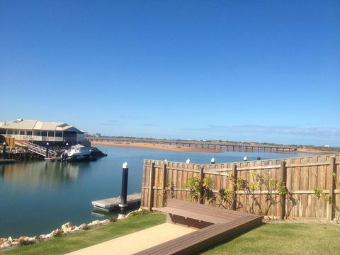 The Carnarvon Luxury Canal Home - Accommodation Newcastle 2