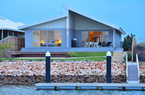 The Carnarvon Luxury Canal Home - Accommodation Newcastle 0