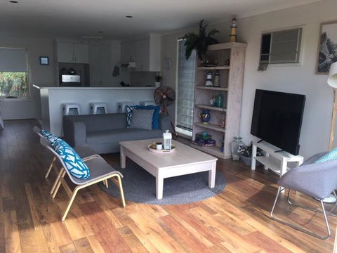 The Esplanade Holiday Home - Accommodation Newcastle 3