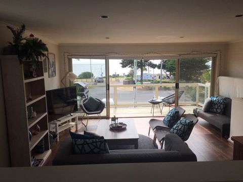The Esplanade Holiday Home - Accommodation Newcastle 2