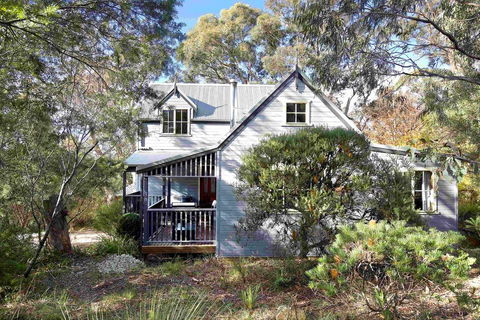 The Lodge - Accommodation Newcastle 0