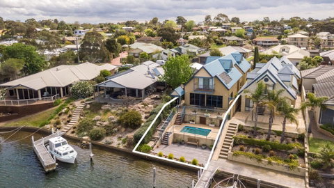 The Loft - Waterfront With Private Pool - Accommodation Newcastle 0