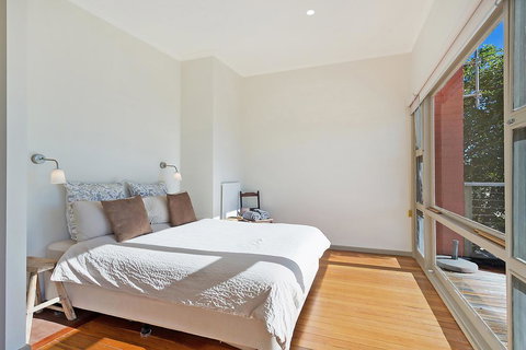 The Love Shack - Accommodation Newcastle 3