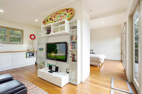 The Love Shack - Accommodation Newcastle 2