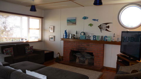 The Love Shack - Bridport - Accommodation Newcastle 3