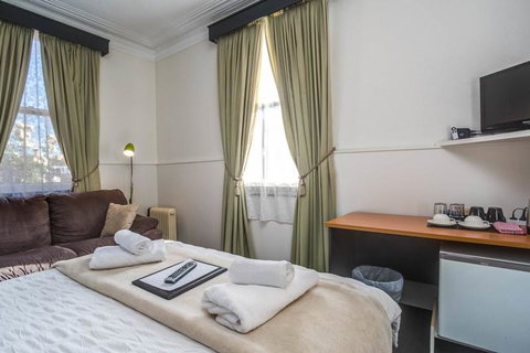 The Mews Motel - Accommodation Newcastle 2