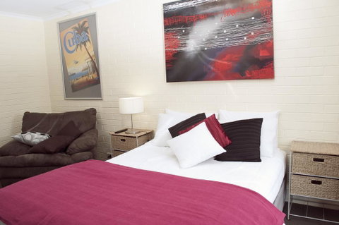 The Mews Motel - Accommodation Newcastle 3