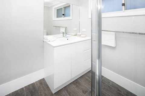 The Mountain House - Accommodation Newcastle 2