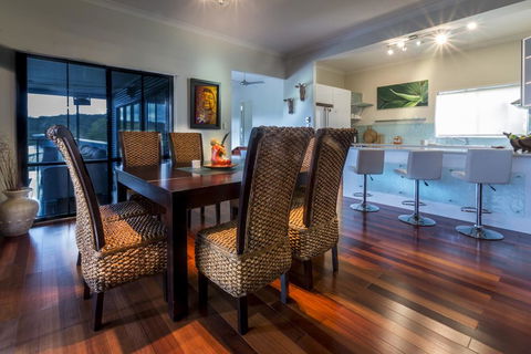 The Mountain View Retreat - Accommodation Newcastle 3