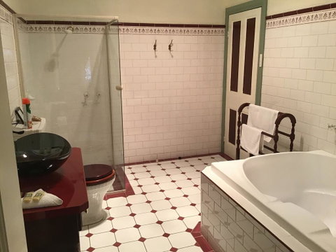 The Olde Devonshire House - Accommodation Newcastle 3
