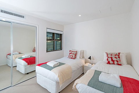 The Princess Bride - Executive 3BR Bulimba Apartment With Balcony In Central Location - Accommodation Newcastle 1