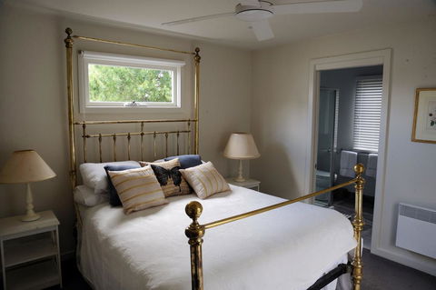 The Red Feather Inn - Accommodation Newcastle 0