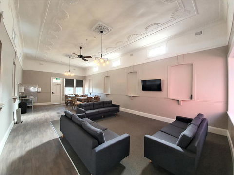 The Royal Hotel - Accommodation Newcastle 2
