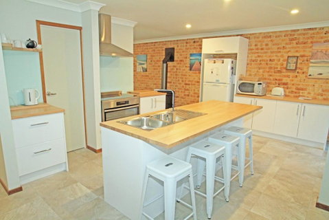 Thora Street Waterfront - Accommodation Newcastle 2