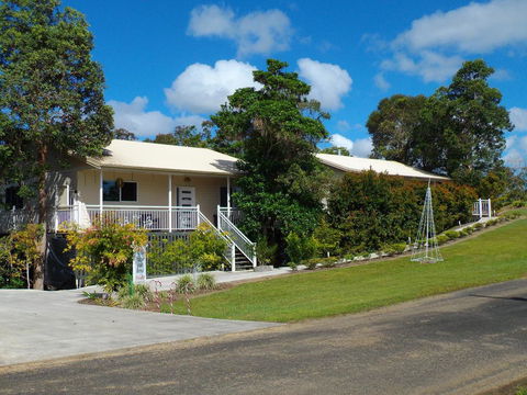 Tinaroo Sunset Retreat - Accommodation Newcastle 0