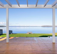 Tranquility Absolute Waterfront - Pet Friendly - 10 Mins to Hyams Beach