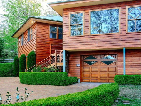 Treetops - Elegant, Inviting, Designer, Cedar Home - Accommodation Newcastle 2