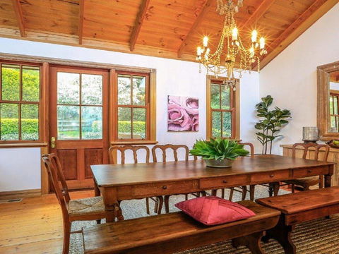 Treetops - Elegant, Inviting, Designer, Cedar Home - Accommodation Newcastle 3