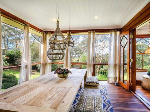 Treetops - Elegant, Inviting, Designer, Cedar Home - Accommodation Newcastle 1