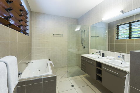 Trito - Luxury Holiday House - Accommodation Newcastle 3
